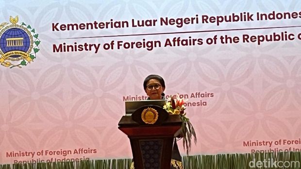 Kemlu RI menjalin kerja sama dengan Otoritas Jasa Keuangan (OJK) dan PT Pos Indonesia. Menlu Retno Marsudi mengungkap ada 2 tujuan utama kerja sama itu. (Rifka A/detikcom)
