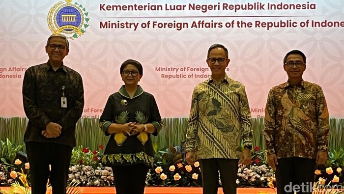 Kemlu RI menjalin kerja sama dengan Otoritas Jasa Keuangan (OJK) dan PT Pos Indonesia. Menlu Retno Marsudi mengungkap ada 2 tujuan utama kerja sama itu. (Rifka A/detikcom)