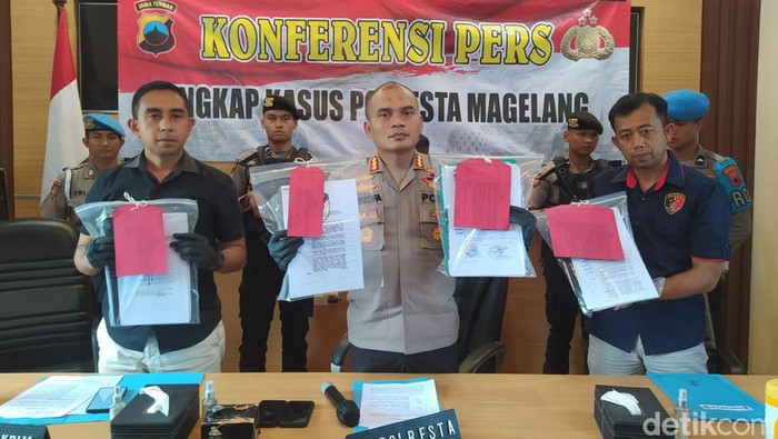 Kepala Desa Tirto, Kecamatan Salam, Kabupaten Magelang, inisial AM diduga melakukan tindak pidana korupsi bantuan keuangan APBD Provinsi Jawa Tengah tahun 2020. Tersangka dihadirkan dalam jumpa pers Polresta Magelang,  Selasa (4/6/2024).