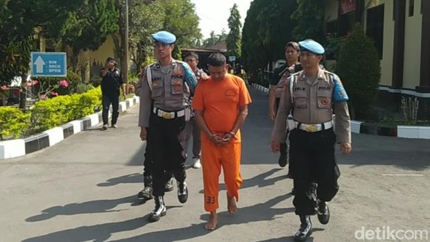 Kepala Desa Tirto, Kecamatan Salam, Kabupaten Magelang, inisial AM diduga melakukan tindak pidana korupsi bantuan keuangan APBD Provinsi Jawa Tengah tahun 2020. Tersangka dihadirkan dalam jumpa pers Polresta Magelang,  Selasa (4/6/2024).