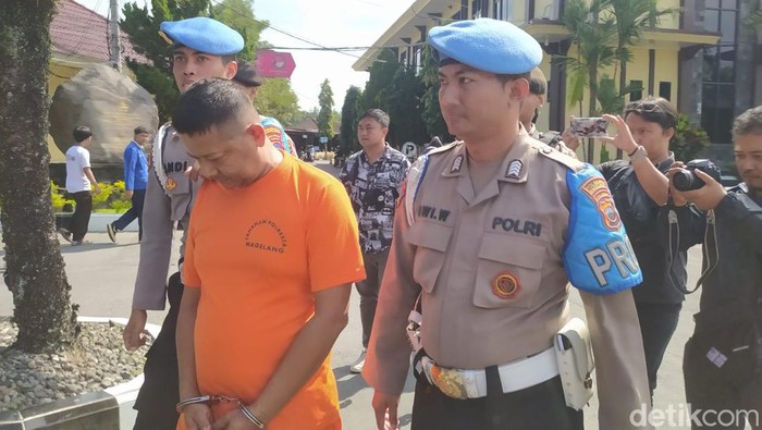 Kepala Desa Tirto, Kecamatan Salam, Kabupaten Magelang, inisial AM diduga melakukan tindak pidana korupsi bantuan keuangan APBD Provinsi Jawa Tengah tahun 2020. Tersangka dihadirkan dalam jumpa pers Polresta Magelang,  Selasa (4/6/2024).