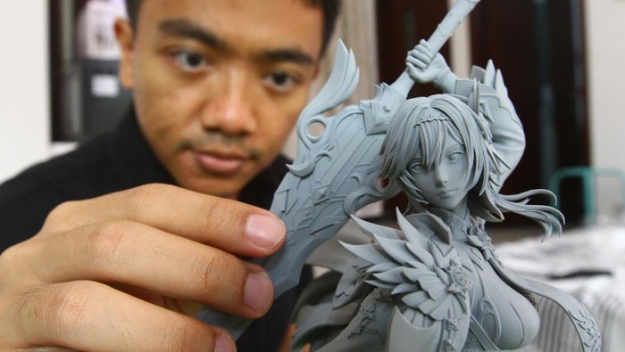 Seniman digital tiga dimensi Wandah Kurniawan Prasetiyo menata cetakan karyanya patung tokoh karakter film dan anime di Dinoyo, Malang, Jawa Timur, Selasa (4/6/2024). Wandah merupakan seniman tiga dimensi dari Indonesia yang karyanya diakui oleh perusahaan mainan berlisensi seperti McFarlane Toys - Amerika Serikat dan Prime 1 Studio - Jepang untuk kemudian hasil cetakan dari karyanya diproduksi dan dijual secara massal ke seluruh dunia. ANTARA FOTO/Ari Bowo Sucipto/tom.
