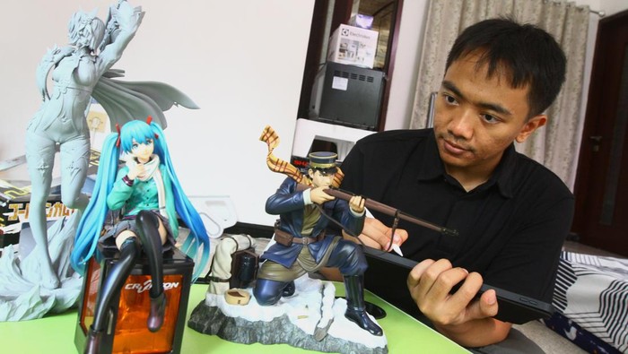Seniman digital tiga dimensi Wandah Kurniawan Prasetiyo menata cetakan karyanya patung tokoh karakter film dan anime di Dinoyo, Malang, Jawa Timur, Selasa (4/6/2024). Wandah merupakan seniman tiga dimensi dari Indonesia yang karyanya diakui oleh perusahaan mainan berlisensi seperti McFarlane Toys - Amerika Serikat dan Prime 1 Studio - Jepang untuk kemudian hasil cetakan dari karyanya diproduksi dan dijual secara massal ke seluruh dunia. ANTARA FOTO/Ari Bowo Sucipto/tom.