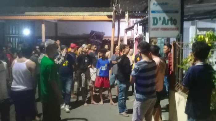 Kerumunan warga saat mengamankan pemuda yang dikira pelaku klitih di Kasihan, Bantul. Foto diunggah Senin (4/6/2024).