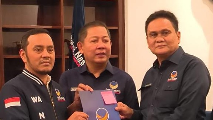Ketua NasDem Barru Suardi Saleh (kanan) saat menerima rekomendasi DPP untuk pasangan calon dr Ulfa-Mudassir di Pilkada Barru 2024.