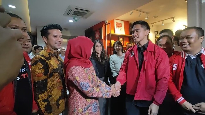 Khofifah Indar Parawansa tiba di markas PSI