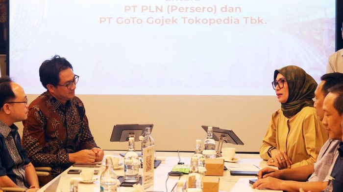 Kolaborasi Tingkatkan Efisiensi Transportasi Karyawan Executive Vice President Umum dan Aset Properti PT PLN (Persero) Arsyadany Ghana Akmalaputri (kanan) bersama Chief of Public Policy and Government Relations GoTo Group Ade Mulya melakukan seremonial penandatanganan nota kesepahaman antara GoTo Group dan PLN Group yang bertempat di Kantor PLN Pusat, Jakarta (30/5).