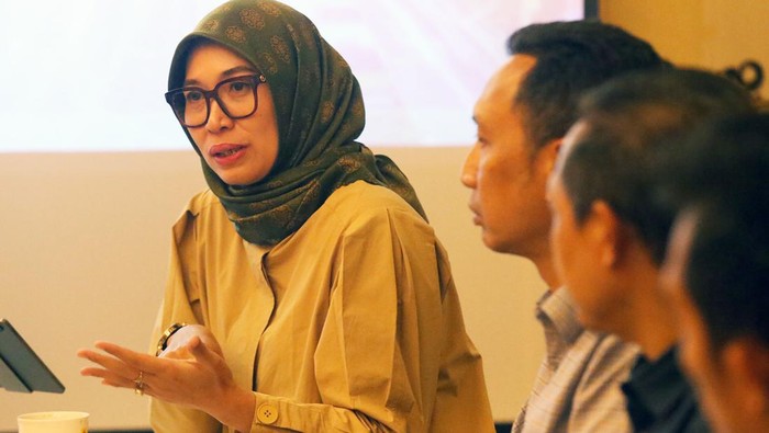 Kolaborasi Tingkatkan Efisiensi Transportasi Karyawan Executive Vice President Umum dan Aset Properti PT PLN (Persero) Arsyadany Ghana Akmalaputri (kanan) bersama Chief of Public Policy and Government Relations GoTo Group Ade Mulya melakukan seremonial penandatanganan nota kesepahaman antara GoTo Group dan PLN Group yang bertempat di Kantor PLN Pusat, Jakarta (30/5).