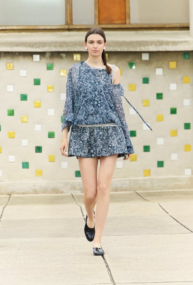 Koleksi Chanel Resort 2025 menampilkan banyak motif visual yang terinspirasi dari maritim, termasuk jaring emas bergaya bahari, pesona bintang laut, kerang berlapis emas, pola ikan yang disulam, dan banyak detail mutiara. Foto: Dok. Chanel.