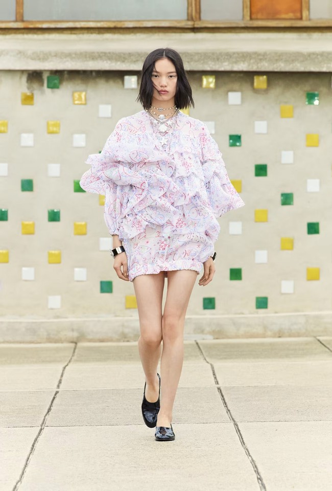 Koleksi Chanel Resort 2025 menampilkan banyak motif visual yang terinspirasi dari maritim, termasuk jaring emas bergaya bahari, pesona bintang laut, kerang berlapis emas, pola ikan yang disulam, dan banyak detail mutiara. Foto: Dok. Chanel.