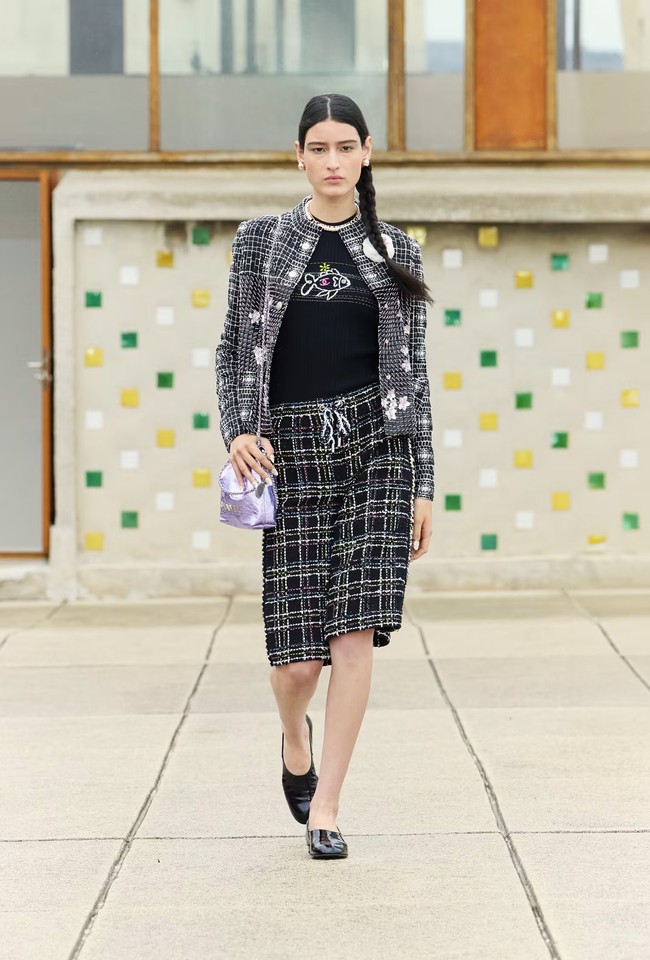 Koleksi Chanel Resort 2025 menampilkan banyak motif visual yang terinspirasi dari maritim, termasuk jaring emas bergaya bahari, pesona bintang laut, kerang berlapis emas, pola ikan yang disulam, dan banyak detail mutiara. Foto: Dok. Chanel.