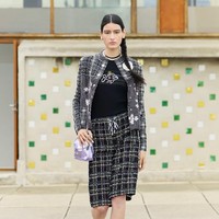 Koleksi Chanel Resort 2025 menampilkan banyak motif visual yang terinspirasi dari maritim, termasuk jaring emas bergaya bahari, pesona bintang laut, kerang berlapis emas, pola ikan yang disulam, dan banyak detail mutiara. Foto: Dok. Chanel.