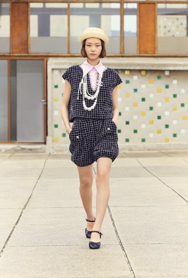Koleksi Chanel Resort 2025 menampilkan banyak motif visual yang terinspirasi dari maritim, termasuk jaring emas bergaya bahari, pesona bintang laut, kerang berlapis emas, pola ikan yang disulam, dan banyak detail mutiara. Foto: Dok. Chanel.