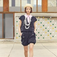 Koleksi Chanel Resort 2025 menampilkan banyak motif visual yang terinspirasi dari maritim, termasuk jaring emas bergaya bahari, pesona bintang laut, kerang berlapis emas, pola ikan yang disulam, dan banyak detail mutiara. Foto: Dok. Chanel.