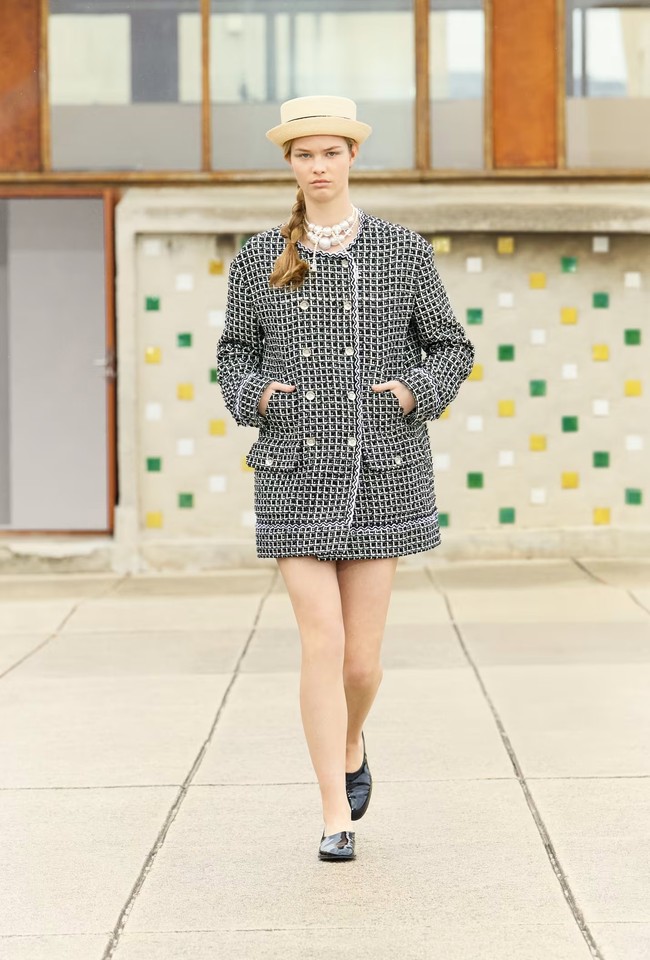 Koleksi Chanel Resort 2025 menampilkan banyak motif visual yang terinspirasi dari maritim, termasuk jaring emas bergaya bahari, pesona bintang laut, kerang berlapis emas, pola ikan yang disulam, dan banyak detail mutiara. Foto: Dok. Chanel.