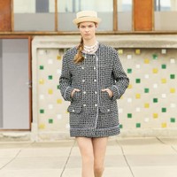 Koleksi Chanel Resort 2025 menampilkan banyak motif visual yang terinspirasi dari maritim, termasuk jaring emas bergaya bahari, pesona bintang laut, kerang berlapis emas, pola ikan yang disulam, dan banyak detail mutiara. Foto: Dok. Chanel.