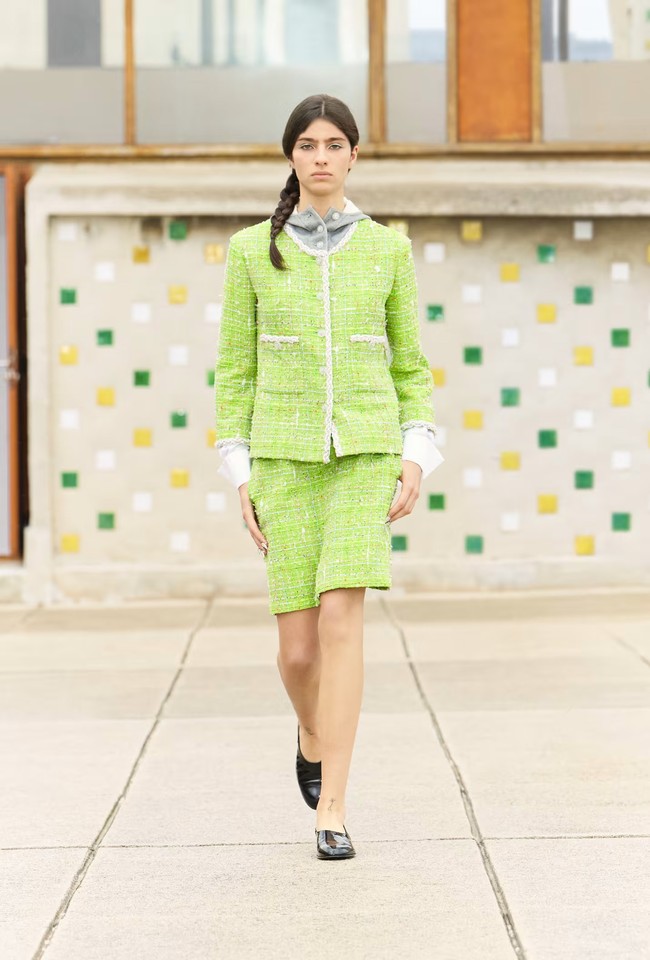 Koleksi Chanel Resort 2025 menampilkan banyak motif visual yang terinspirasi dari maritim, termasuk jaring emas bergaya bahari, pesona bintang laut, kerang berlapis emas, pola ikan yang disulam, dan banyak detail mutiara.. Foto: Dok. Chanel.