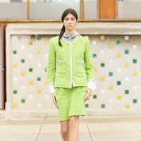 Koleksi Chanel Resort 2025 menampilkan banyak motif visual yang terinspirasi dari maritim, termasuk jaring emas bergaya bahari, pesona bintang laut, kerang berlapis emas, pola ikan yang disulam, dan banyak detail mutiara.. Foto: Dok. Chanel.