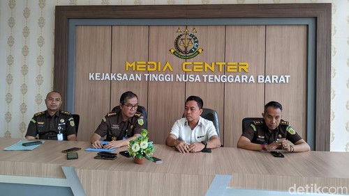 Konferensi pers Kejati NTB soal pegawainya yang menjadi tersangka kasus penipuan dan penggelapan mobil. Selasa (4/6/2024). Foto: (Ahmad Viqi/detikBali)