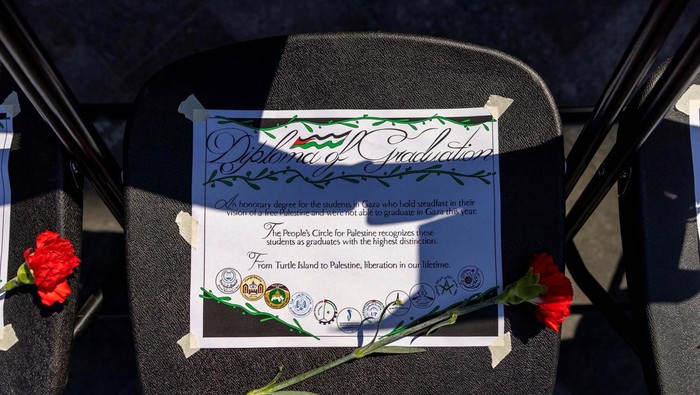 Kursi Kosong untuk Menghormati Mahasiswa Palestina yang Tewas di Gaza View of a memorial for Palestinian students in Gaza after the convocation ceremony at the University of Toronto in Toronto, Ontario, Canada, June 3, 2024. REUTERS/Carlos Osorio