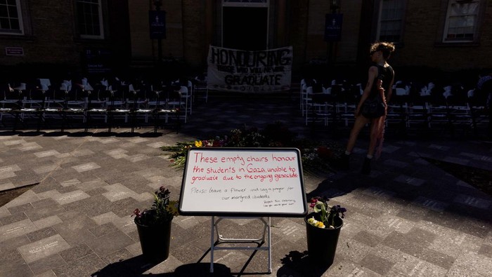 Kursi Kosong untuk Menghormati Mahasiswa Palestina yang Tewas di Gaza View of a memorial for Palestinian students in Gaza after the convocation ceremony at the University of Toronto in Toronto, Ontario, Canada, June 3, 2024. REUTERS/Carlos Osorio