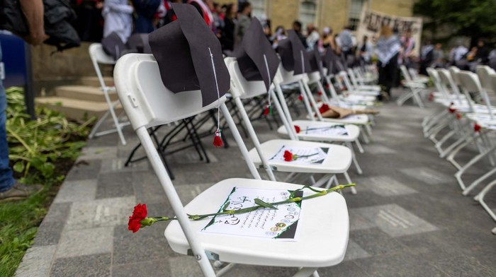 Kursi Kosong untuk Menghormati Mahasiswa Palestina yang Tewas di Gaza View of a memorial for Palestinian students in Gaza after the convocation ceremony at the University of Toronto in Toronto, Ontario, Canada, June 3, 2024. REUTERS/Carlos Osorio