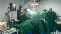 Operasi dengan bius total ini dipimpin langsung oleh Mantan Kaladokgi REM Laksda TNI (purn) Prof.Dr.drg.Setyo Hernowo.,Sp.BM.,FICB.,FICCDE. yang merupakan ahli dalam hal ortognatic surgery di ruang operasi besar di Ladokgi TNI AL RE Martadinata. 