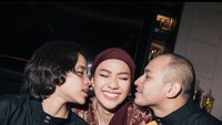 Salah satunya ketika Bunga Citra Lestari ulang tahun yang ke 41, ia mengadakan pesta buka puasa bersama suami dan anaknya.  Foto: Instagram @itsmebcl @tikoaryawardhana