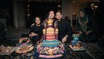 Manis! Momen BCL Makan Bareng Suami, Tiko Aryawardhana dan Keluarga