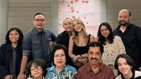 Menikah dengan BCL, pria 43 tahun itu tentu sering ikut dalam kegiatan keluarga BCL. Kali ini, Tiko ikut makan malam untuk merayakan ulang tahun ayah BCL. Foto: Instagram @itsmebcl @tikoaryawardhana