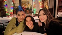 Sebelum menikah dengan banker itu, BCL juga suka membagikan momen makan bersama anak dan teman-temannya. Salah satunya ketika ia makan malam di sebuah restoran di Los Angeles, Amerika Serikat. Foto: Instagram @itsmebcl @tikoaryawardhana