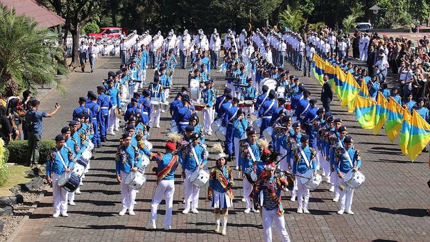 Marching band siswa SMA Taruna Nusantara.