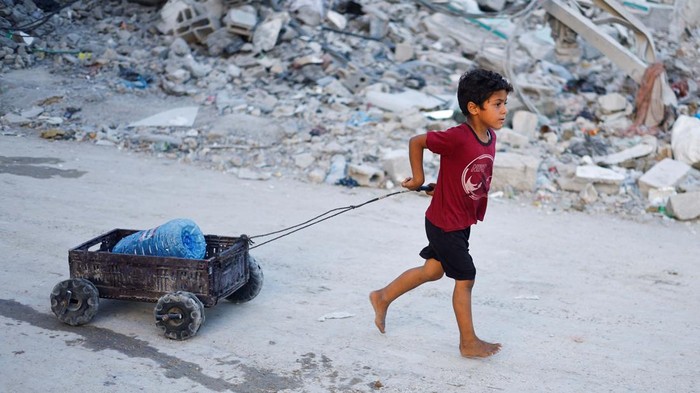 A Palestinian child stands next to water containers, amid the ongoing conflict between Israel and Hamas, in southern Gaza City, in the Gaza Strip, June 3, 2024. REUTERS/Mohammed Salem