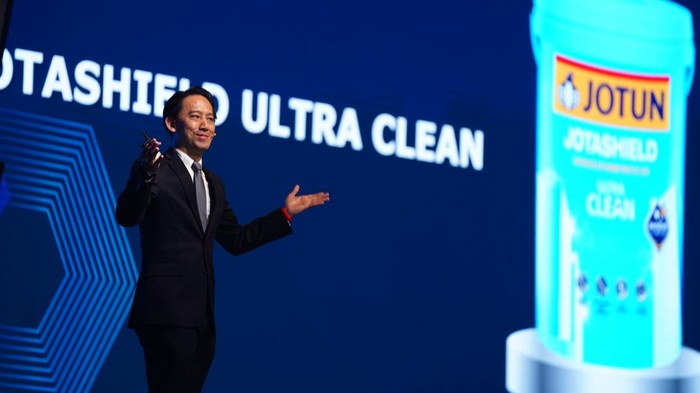 Memilih Cat Eksterior yang Berkualitas Arun Kumar, selaku President Director PT. Jotun Indonesia pada saat peluncuran Jotun Jotashield Infinity, di Denpasar (3/6).Β  JOTUN, perusahaan cat dan pelapis terkemuka di dunia, resmi meluncurkan produk cat eksterior premium terbaru yaitu Jotun Jotashield Infinity. Bersaing dengan cat eksterior premium lainnya, Jotashield Infinity telah diuji melalui serangkaian pengujian ketat dan disertifikasi sebagai yang terbaik oleh laboratorium independen terkemuka. Jotashield Infinity juga menjadi pilihan utama cat eksterior, dalam penelitian yang melibatkan lebih dari 400 pemilik rumah dan tukang cat di seluruh Asia Tenggara.