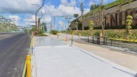 Menhub menjelaskan, Jalan Sumbu Kebangsaan Sisi Barat memiliki jalur lalu lintas sebanyak enam jalur, dengan satu lajur khusus bus dan ART. Menurutnya, jalan yang sudah selesai dibangun ini punya tekstur yang sangat halus. 