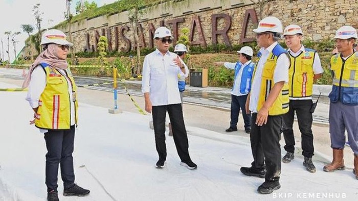 Menhub Budi Karya meninjau lokasi pembangunan kereta otonom atau Autonomous Rail Transit (ART) di Ibu Kota Nusantara (IKN), Senin (3/6). Begini progresnya.