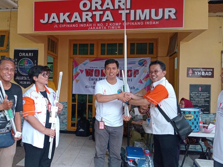 Brik-brik! Belajar Cara Merakit Antena Radio HF di Komunitas Radio Amatir