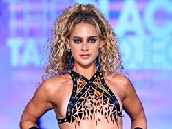 Pekan Mode Baju Renang Viral, Model Tampil Tanpa Busana Cuma Ditutup Selotip