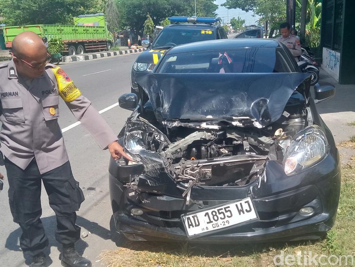 Mobil Honda Brio penyok setelah menyeruduk sepeda motor roda tiga di jalan Jogja-Solo, Karangwuni, Kabupaten Klaten, Selasa (4/6/2024).