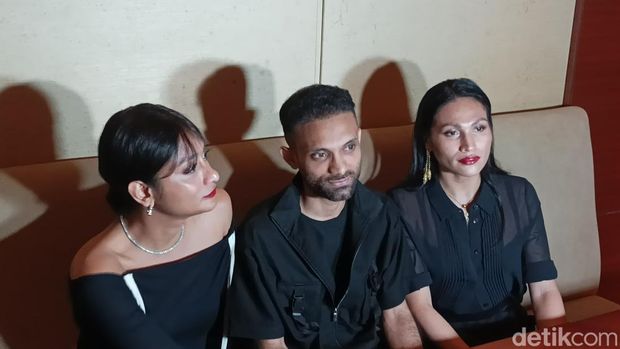 Bintang Monkey Man (kiri-kanan) Reva Marchellin, ⁠Fahad Scale dan ⁠Pehan Abdul.