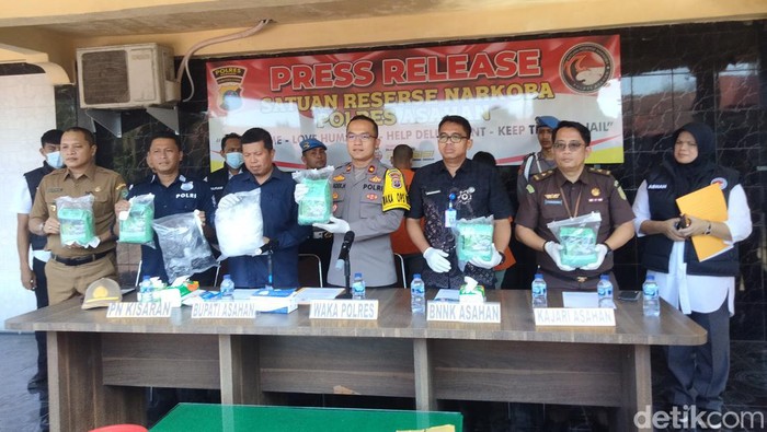 Nelayan ditangkap membawa sabu dari Malaysia di Perairan Asahan. (Foto: Perdana Ramadhan/detikSumut)
