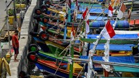Menurut nelayan setempat sejak sepekan terakhir sebagian besar dari mereka memilih libur melaut akibat cuaca buruk serta gelombang tinggi yang mencapai 2,5 hingga 4 meter di perairan Selat Sunda.