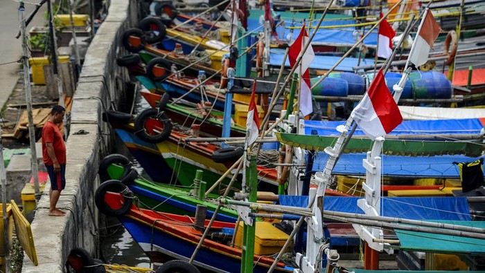Nelayan libur melaut akibat gelombang tinggi Seorang nelayan berdiri di dekat perahu yang bersandar saat tidak melaut di Teluk Labuan, Pandeglang, Banten, Selasa (4/6/2024). Menurut nelayan setempat sejak sepekan terakhir sebagian besar dari mereka memilih libur melaut akibat cuaca buruk serta gelombang tinggi yang mencapai 2,5 hingga 4 meter di perairan Selat Sunda. ANTARA FOTO/Muhammad Bagus Khoirunas/tom.