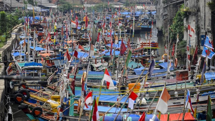 Nelayan libur melaut akibat gelombang tinggi Seorang nelayan berdiri di dekat perahu yang bersandar saat tidak melaut di Teluk Labuan, Pandeglang, Banten, Selasa (4/6/2024). Menurut nelayan setempat sejak sepekan terakhir sebagian besar dari mereka memilih libur melaut akibat cuaca buruk serta gelombang tinggi yang mencapai 2,5 hingga 4 meter di perairan Selat Sunda. ANTARA FOTO/Muhammad Bagus Khoirunas/tom.
