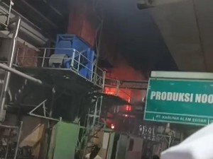 Area Pembuatan Bumbu Pabrik Mie Sedaap di Gresik Terbakar