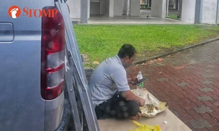 Pria Ini Terpaksa Makan di Pinggir Jalan, Alasannya Bikin Iba!