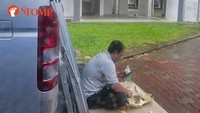 Pria Ini Terpaksa Makan di Pinggir Jalan, Alasannya Bikin Iba!