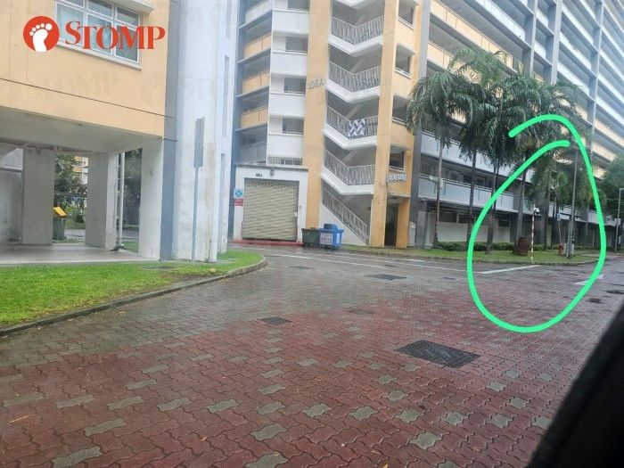 Pria Ini Terpaksa Makan di Pinggir Jalan, Alasannya Bikin Iba!
