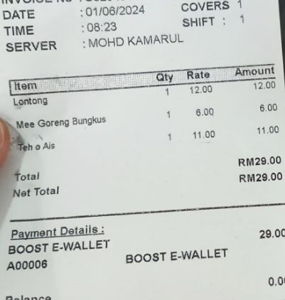 Pria Ini Terpaksa Makan di Pinggir Jalan, Alasannya Bikin Iba!