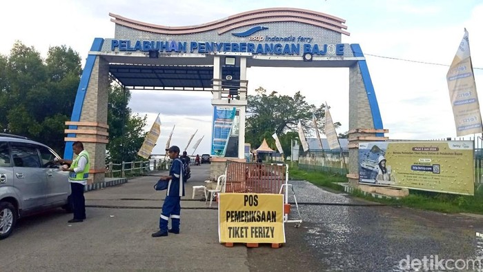 Pelabuhan Penyeberangan Bajoe di Kabupaten Bone, Sulsel.